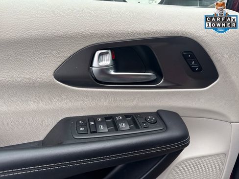 Used 2023 Chrysler Pacifica Touring-L FWD image 13