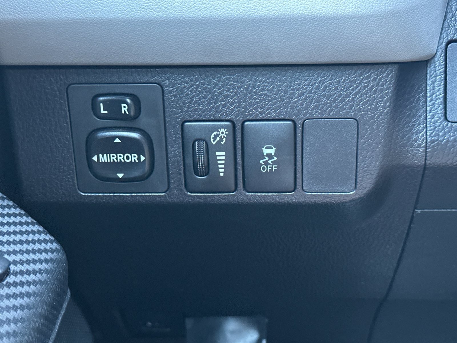 Used 2015 Toyota RAV4 LE FWD image 27