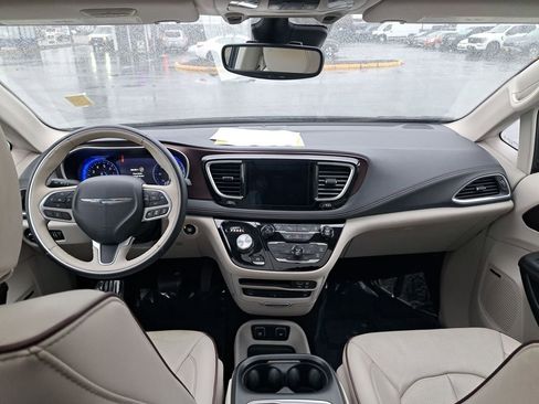 Used 2017 Chrysler Pacifica Limited image 18