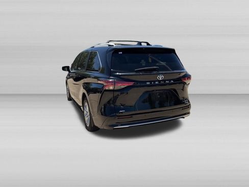 Used 2022 Toyota Sienna Platinum AWD/4WD image 7