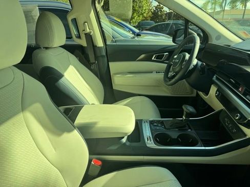 Certified 2025 Kia Carnival SX Prestige FWD image 6