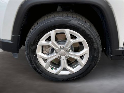 Used 2024 Jeep Compass Latitude image 34