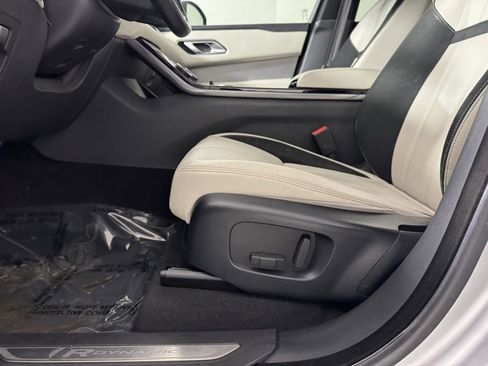 Used 2019 Land Rover Range Rover Velar R-Dynamic SE image 16