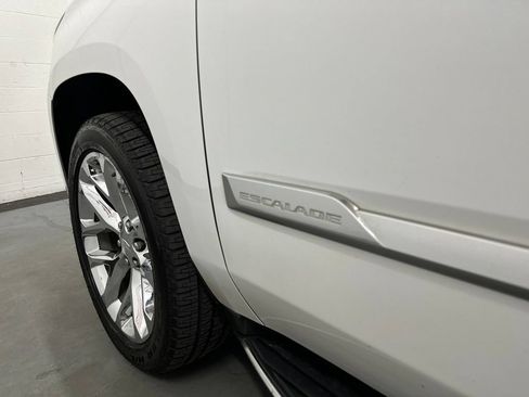 Used 2017 Cadillac Escalade ESV Luxury AWD/4WD image 22