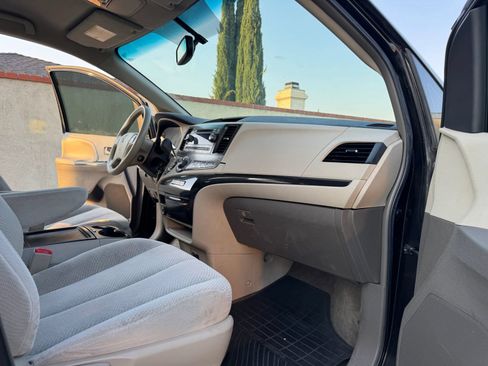 Used 2014 Toyota Sienna LE AWD/4WD image 6