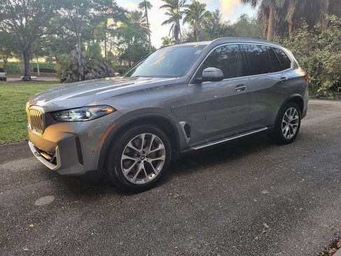 Used 2025 BMW X5 xDrive50e AWD/4WD image 3