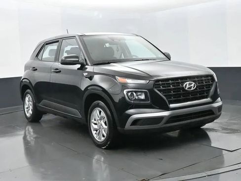 Used 2023 Hyundai Venue SE image 2