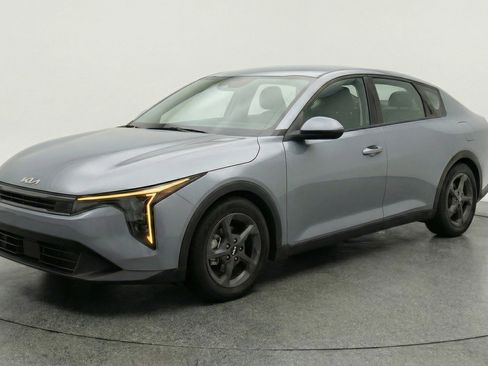 Used 2025 Kia K4 LXS image 3
