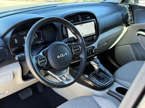 Used 2023 Kia Soul EX image 9