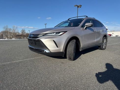 Used 2024 Toyota Venza XLE image 4