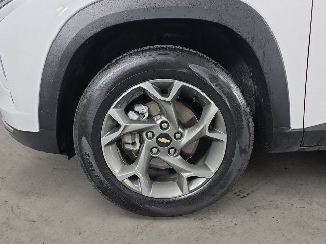 Certified 2025 Chevrolet Trax LT w/ LT Convenience Package FWD image 9