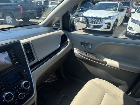 Used 2020 Toyota Sienna XLE w/ XLE Navigation Package AWD/4WD image 33