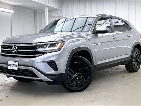 Used 2022 Volkswagen Atlas Cross Sport SE AWD/4WD image 2