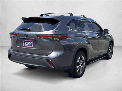 Used 2022 Toyota Highlander XLE AWD/4WD image 5