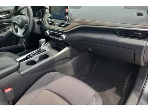 Used 2025 Nissan Altima 2.5 SV FWD image 22