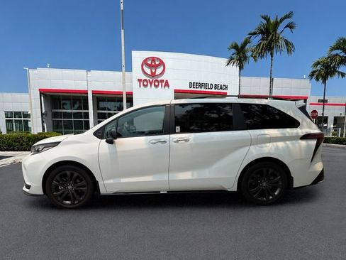 Used 2025 Toyota Sienna XSE FWD image 4