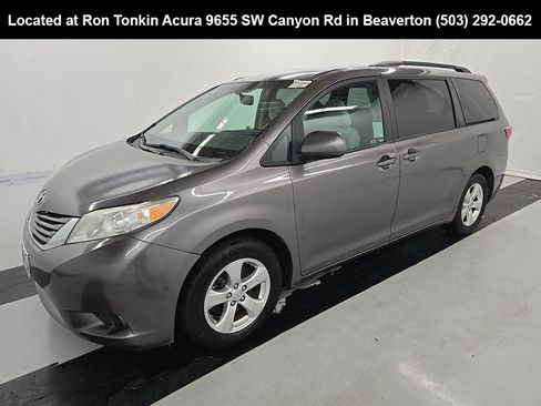 Used 2017 Toyota Sienna LE FWD image 3