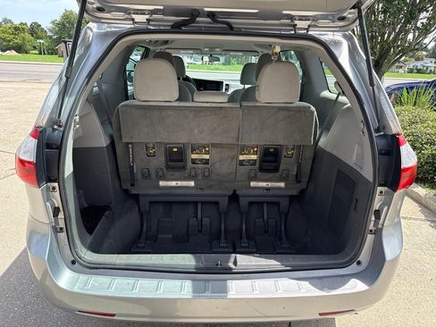Used 2017 Toyota Sienna L FWD image 18