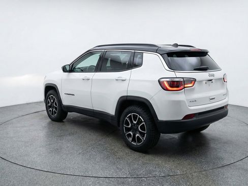 Used 2025 Jeep Compass Trailhawk image 6