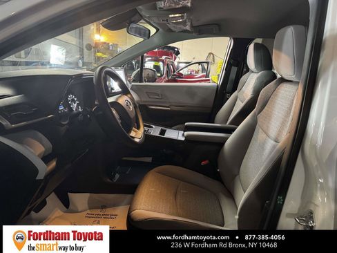 Used 2025 Toyota Sienna LE FWD image 16