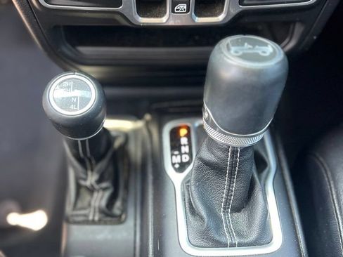 Used 2018 Jeep Wrangler Unlimited Sahara w/ LED Lighting Group AWD/4WD image 17