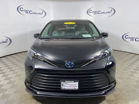 Used 2025 Toyota Sienna XLE image 2