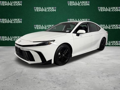 Used 2025 Toyota Camry SE image 3