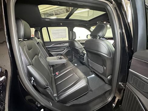 New 2025 Jeep Grand Cherokee Limited w/ Black Appearance Package image 4