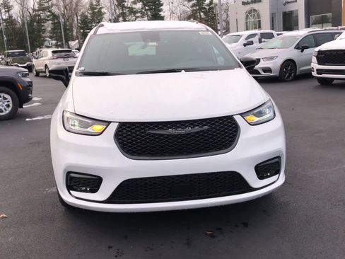 New 2026 Chrysler Pacifica Select image 3