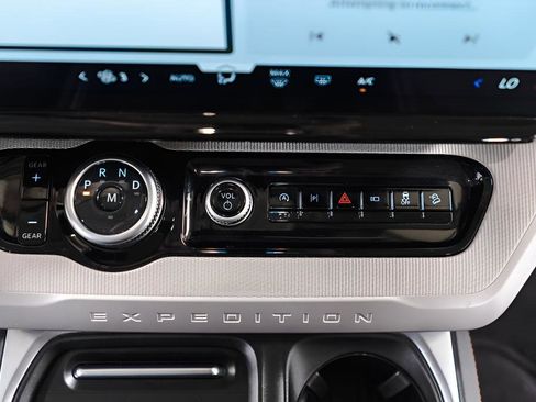 Used 2025 Ford Expedition Active image 18