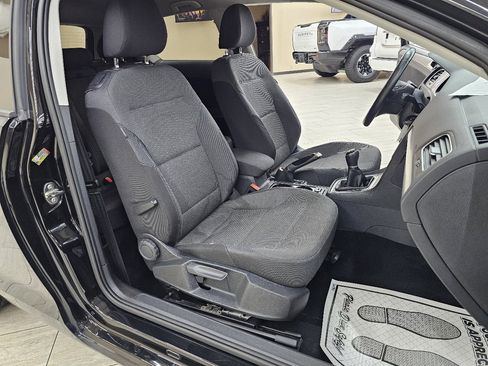 Used 2016 Volkswagen Golf S image 19