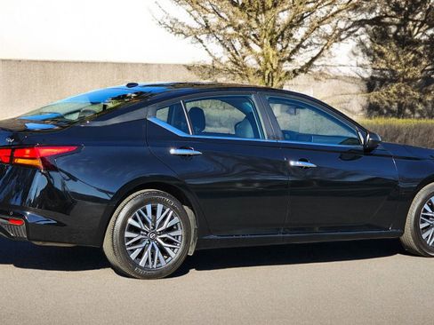 Used 2024 Nissan Altima 2.5 SV image 6