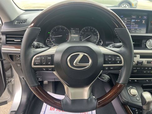 Used 2016 Lexus ES 350 w/ Luxury Package w/Wood Trim FWD image 17