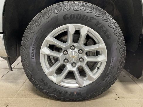 Used 2023 Chevrolet Silverado 1500 LT w/ Z71 Off-Road Package AWD/4WD image 7