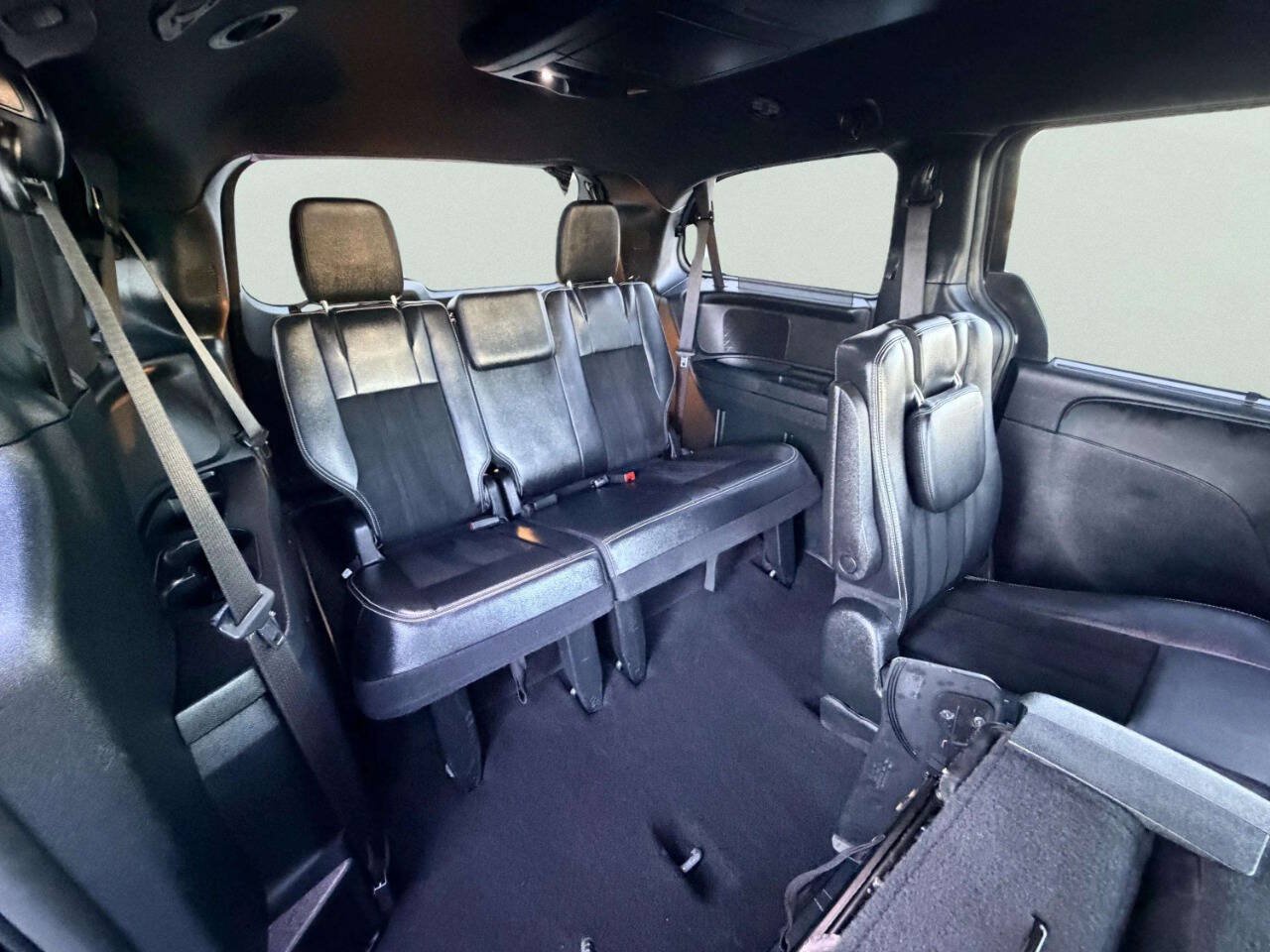 Used 2016 Dodge Grand Caravan SXT FWD image 29