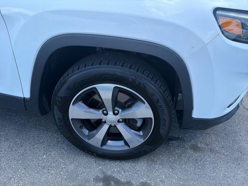 Used 2019 Jeep Cherokee Limited AWD/4WD image 4