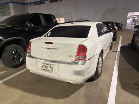 Used 2014 Chrysler 300 image 5