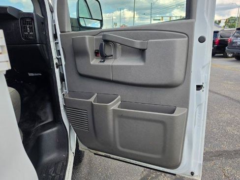 Used 2017 GMC Savana 2500 RWD image 22
