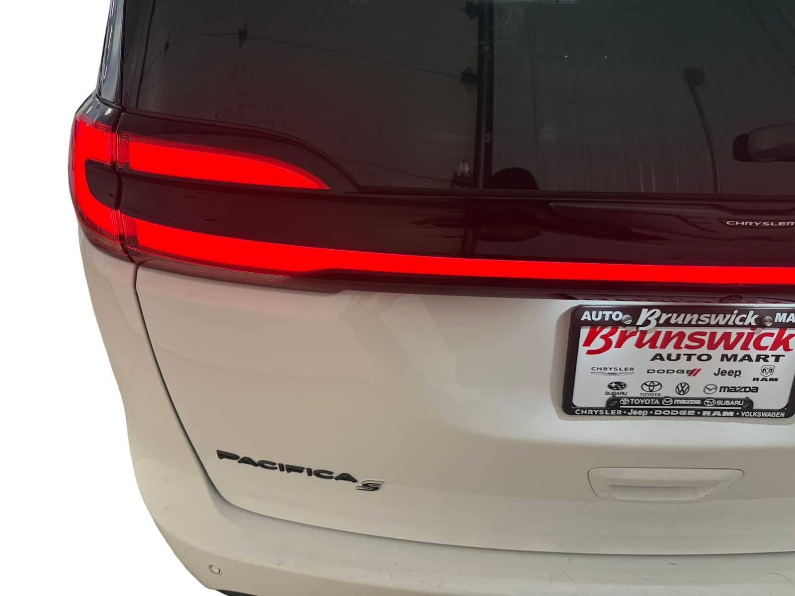 Used 2024 Chrysler Pacifica Limited w/ S Appearance Package FWD image 17