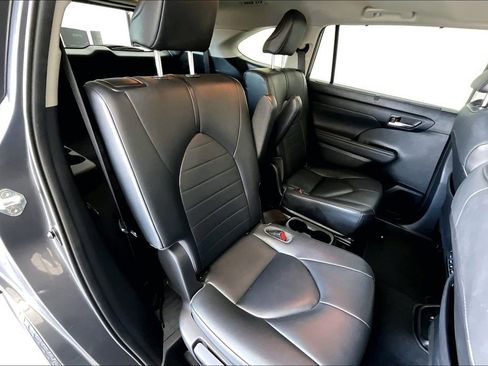 Used 2021 Toyota Highlander XLE image 36