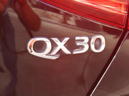 Used 2017 INFINITI QX30 Premium FWD image 33