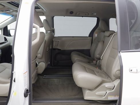 Used 2017 Toyota Sienna XLE image 14