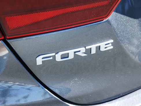 Used 2022 Kia Forte LXS image 9