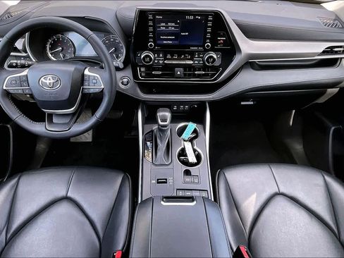 Used 2022 Toyota Highlander XLE image 16