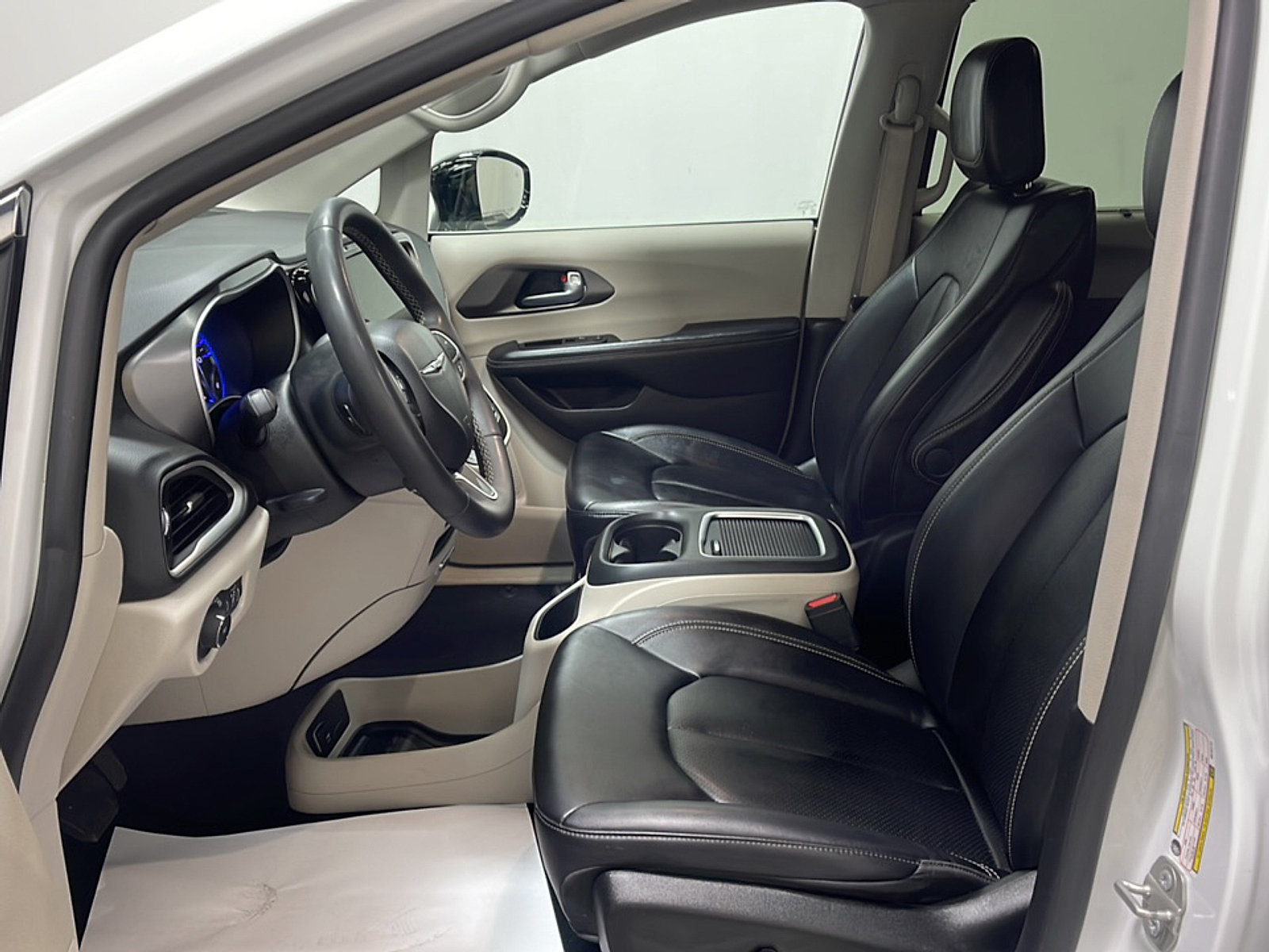 Used 2024 Chrysler Pacifica Touring-L FWD image 2