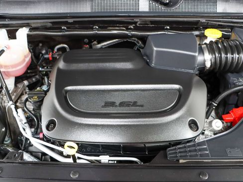 Used 2023 Chrysler Pacifica Touring-L image 31