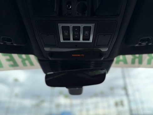 Used 2023 Land Rover Discovery HSE R-Dynamic AWD/4WD image 13