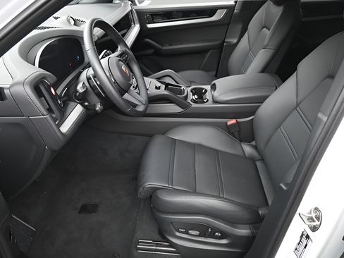 Certified 2025 Porsche Cayenne S AWD/4WD image 6
