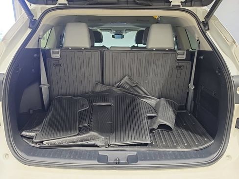 Used 2023 Toyota Highlander XLE AWD/4WD image 11