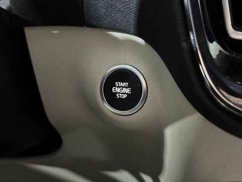 Used 2023 Volvo XC40 B5 Plus image 20